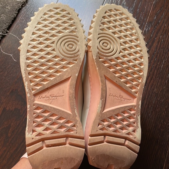 Salvatore Ferragamo "Cube 8" leather sneaker with Gancio print at side. Size 5.5 - Picture 12 of 15